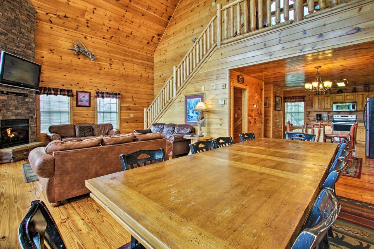 Expansive Gatlinburg Cabin Hot Tub, Deck And Grill! Exterior photo
