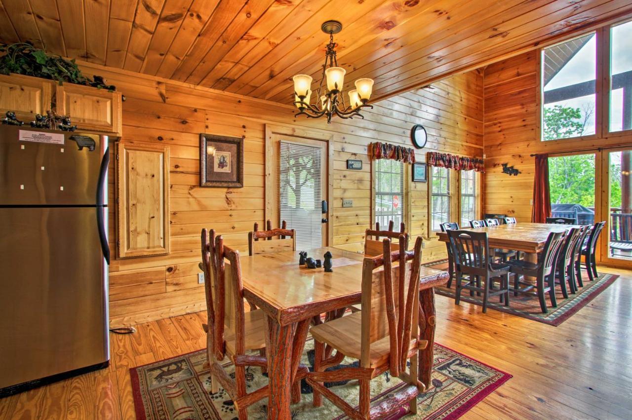 Expansive Gatlinburg Cabin Hot Tub, Deck And Grill! Exterior photo