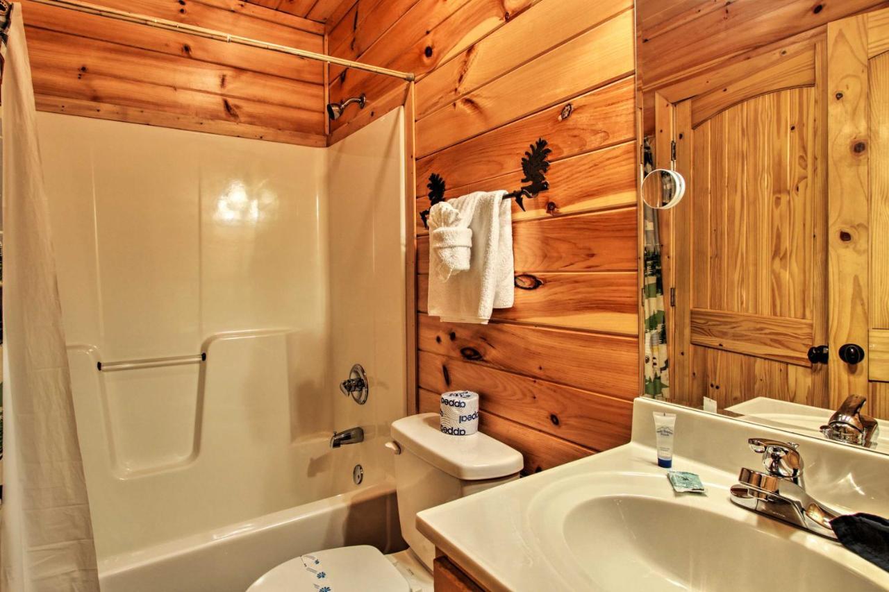 Expansive Gatlinburg Cabin Hot Tub, Deck And Grill! Exterior photo