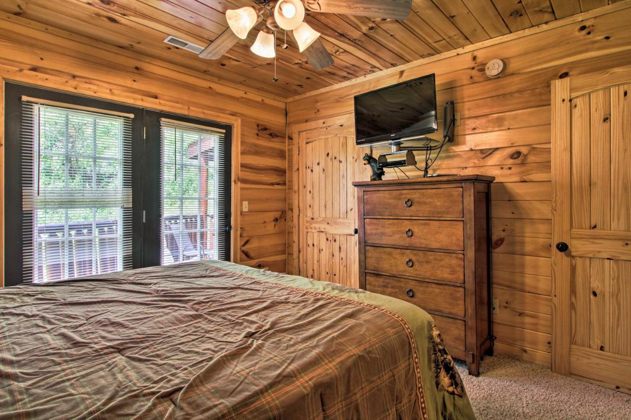 Expansive Gatlinburg Cabin Hot Tub, Deck And Grill! Exterior photo